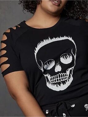 torrid lovesick slash sleeve Black Tee with White Skull Graphic